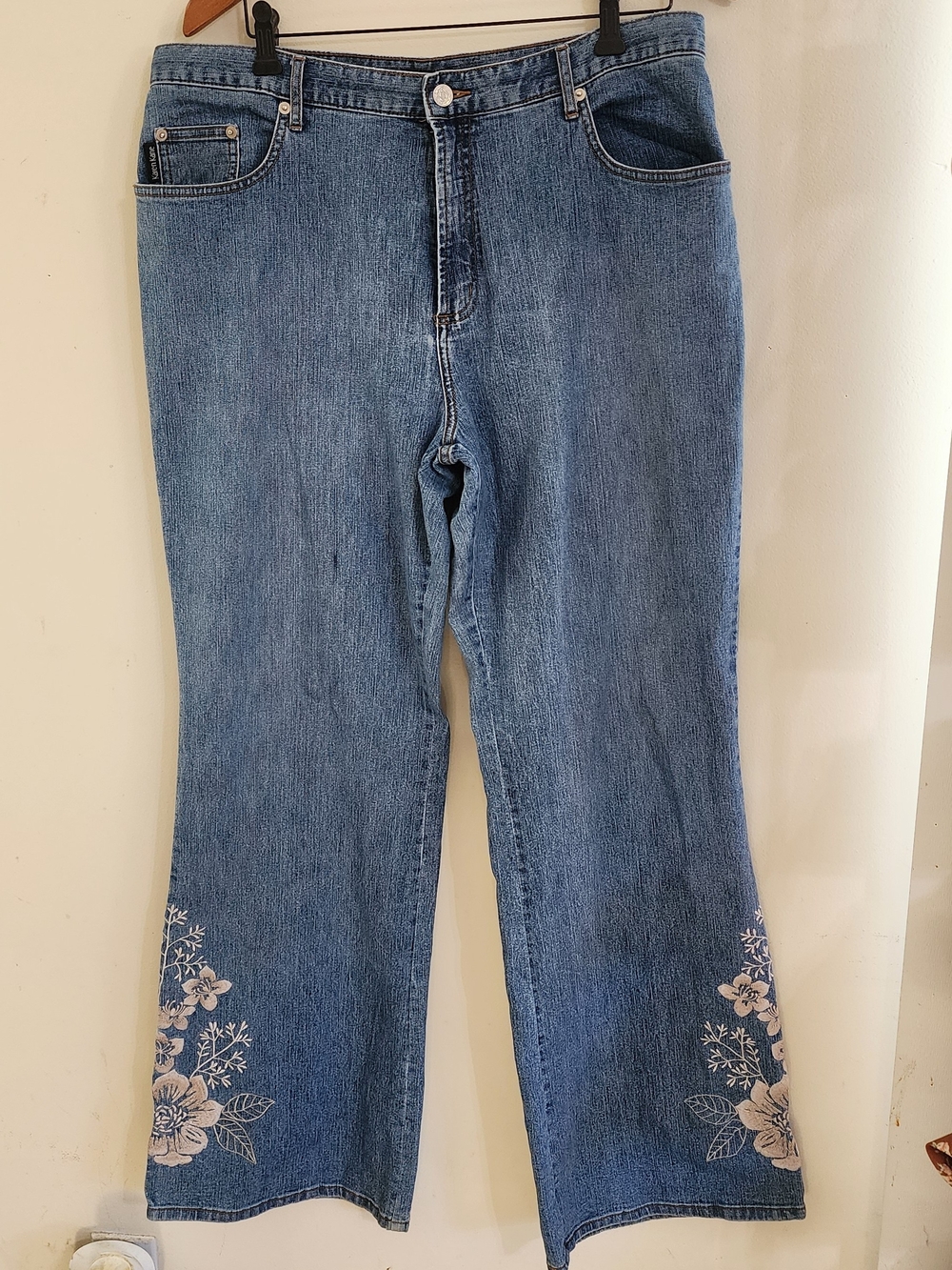 Karen Kane Lifestyle Floral Embroidered Jeans -‎ Size 16